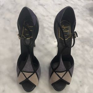 Roger Vivier heels/ two tone gray with black trim/excellent condition/37 1/2